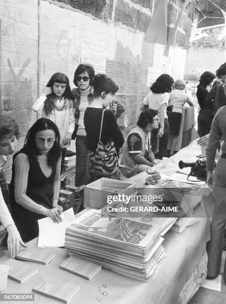 Journee de lutte pour les femmes rue Jacquier ou le Journal du MLF le 'Torchon Brule' est mis en vente a Paris en France, le 25 juin 1972.