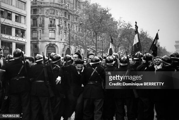 Manifestation pour l'Algérie française à Paris, le 13 mai 1958, France.