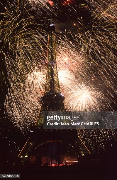 Le feu d'artifice de la fête du centenaire de la Tour Eiffel, à Paris, le 17 juin 1989, France.
