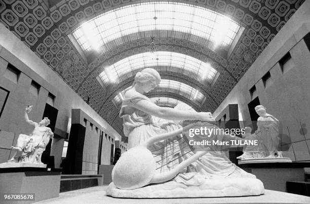 La statue de James Pradier ?Sapho assise?, au musée d'Orsay à Paris, en France, le 27 novembre 1986.
