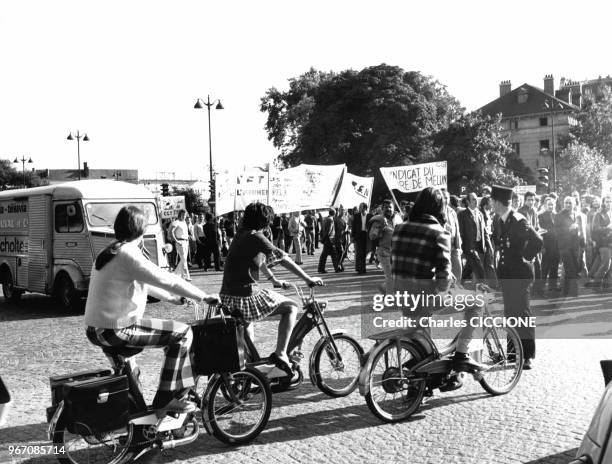 Manifestation des ouvriers de l'imprimerie contre le démentèlement des imprimeries à Paris, en novembre 1973, France.