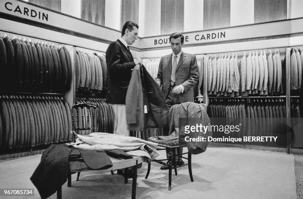 Le rayon vêtements pour hommes du grand magasin ?Printemps? à Paris, le 14 août 1969, France.