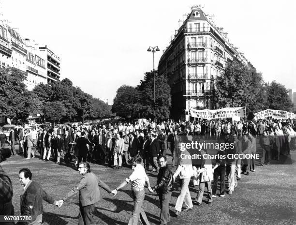 Manifestation des ouvriers de l'imprimerie contre le démentèlement des imprimeries à Paris, en novembre 1973, France.