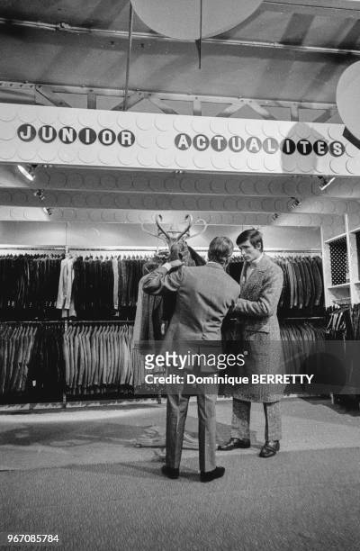 Le rayon vêtements pour hommes du grand magasin ?Printemps? à Paris, le 14 août 1969, France.