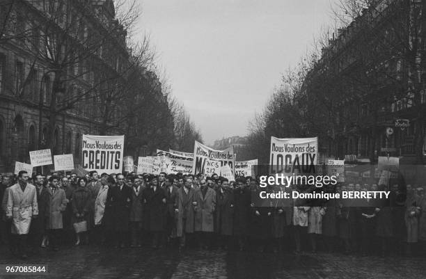 Manifestation d'étudiants de la Sorbonne dans une rue de Paris, le 17 décembre 1959, France.