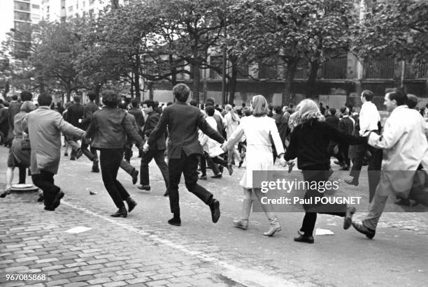 Service d'ordre d'une manifestation étudiante le 27 mai 1968, à Paris, France.