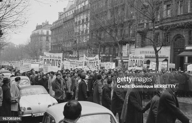 Manifestation d'étudiants de la Sorbonne dans une rue de Paris, le 17 décembre 1959, France.