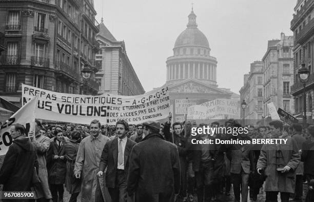 Manifestation d'étudiants de la Sorbonne dans une rue de Paris, le 17 décembre 1959, France.
