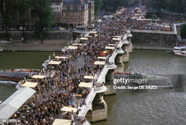 Fête sur le Pont Neuf à Paris, en France, le 16 juin 1979.