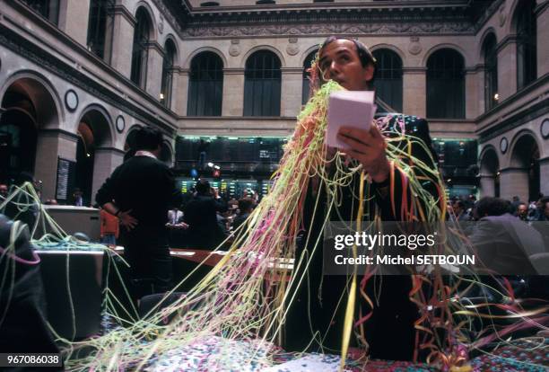 Fête du nouvel an à au Stock Exchange de la bourse de Paris, le 31 décembre 1986, France.