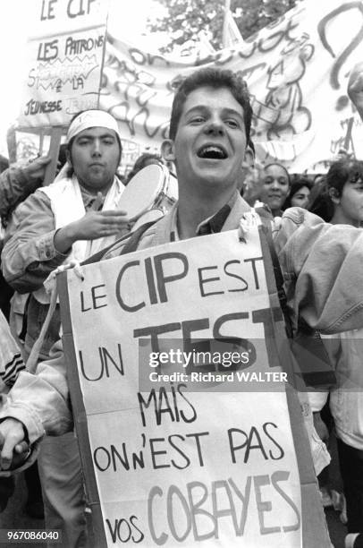 Manifestation contre de contrat d'insertion professionnelle à Paris, le 25 mars 1994, France.