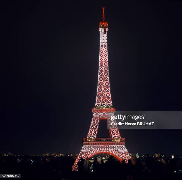 Illuminations de la tour Eiffel en rouge pour le Nouvel An chinois, à Paris, le 22 janvier 2004, France.