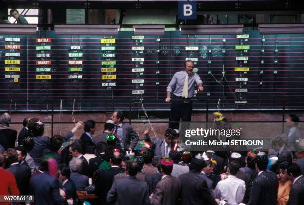 Fête du nouvel an à au Stock Exchange de la bourse de Paris, le 31 décembre 1986, France.