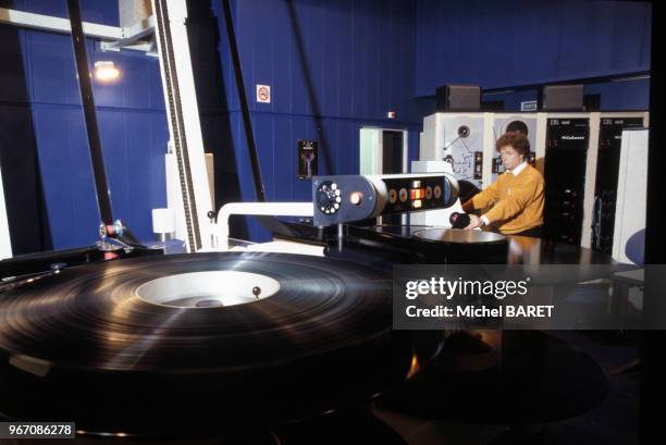 Cabine du projectionniste dans le cinéma de la Géode à Paris, en France, le 15 mai 1985.