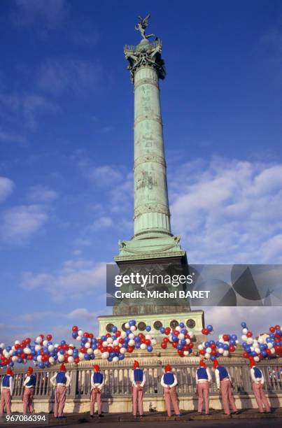 Cérémonie au pied de la colonne de juillet pendant la fête du 14 juillet 1988 sur la place de la Bastille à Paris, France.