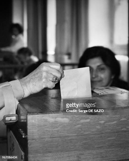 Mise d'un bulletin de vote dans l'urne dans un bureau de vote du 4è arrondissement de Paris, lors des électrons présidentielles le 19 mai 1974, en...