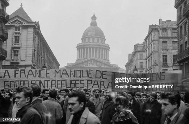 Manifestation d'étudiants de la Sorbonne dans une rue de Paris, le 17 décembre 1959, France.