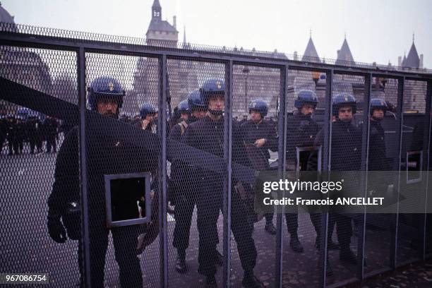 Barrage de CRS lors d'une manifestation contre la guerre du Golfe à Paris, le 26 janvier 1991, France.