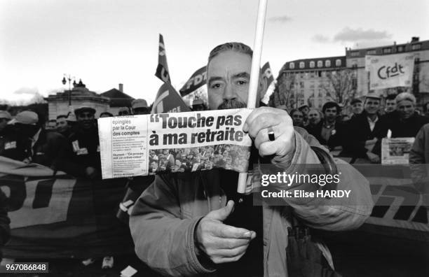 Manifestation pour le maintien de la retraite à 60 ans à Paris, le 25 janvier 2001, France.