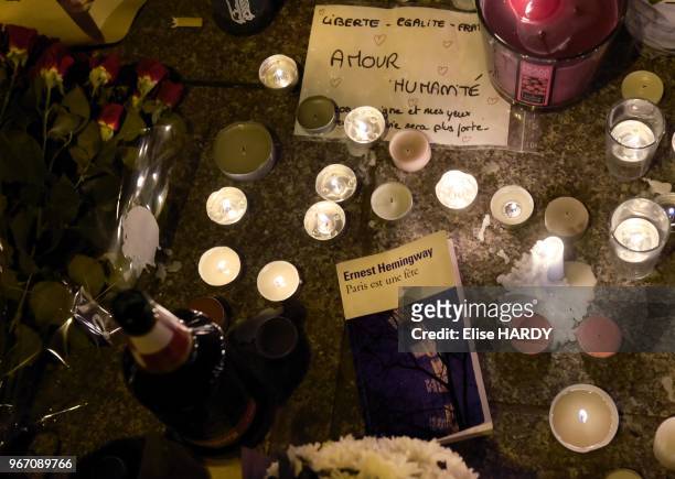 Livre 'Paris est une fête' d'Hemingway devenu symbole de résistance et bougies en hommage aux victimes des attentats parisiens, 14 novembre 2015,...