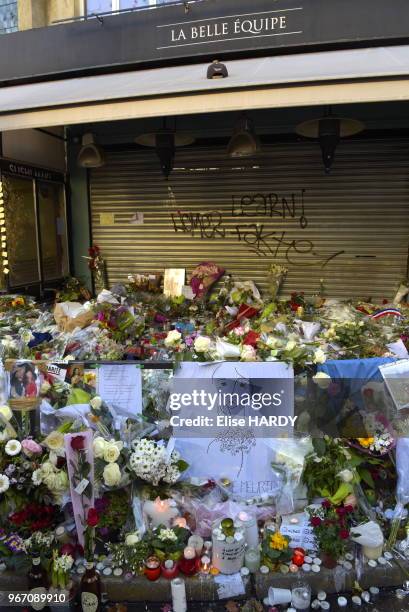 Hommage aux victimes des attentats de Paris devant le restaurant 'La Belle Equipe' le 22 novembre 2015, Paris France.