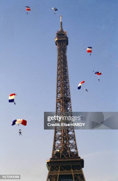 Parachutistes devant la Tour Eiffel pour la commémoration du bicentenaire du premier saut en parachute, à Paris, le 22 novembre 1997, France.