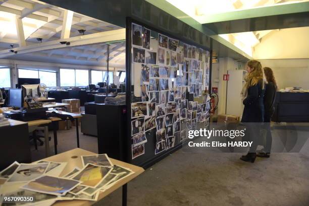 Diverses unes affichées dans les anciens bureaux du journal 'Libération' lors du déménagement le 18 décembre 2015, Paris, France.