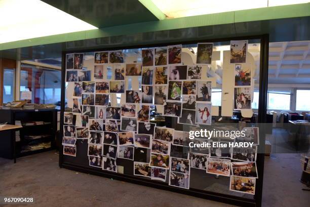 Diverses unes affichées dans les anciens bureaux du journal 'Libération' lors du déménagement le 18 décembre 2015, Paris, France.