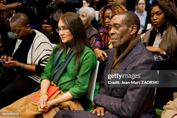 La femme de lettres mauricienne Ananda Devi en compagnie de l'écrivain kino-congolais In Koli Jean Bofane lors de 'Livre Paris', le 36e Salon du...