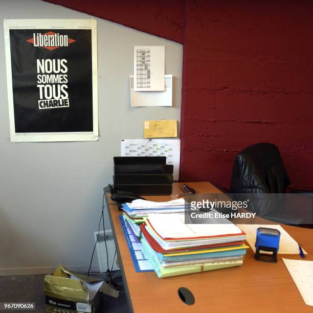 Bureau avec une affiche 'Nous sommes tous charlie' dans les anciens bureaux du journal 'Libération' lors du déménagement le 18 décembre 2015, Paris,...
