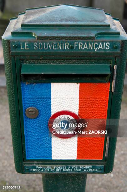 Une boîte de l'association « Le souvenir français » servant à récolter des dons pour l'entretien des militaires morts pour la France, ici dans le...