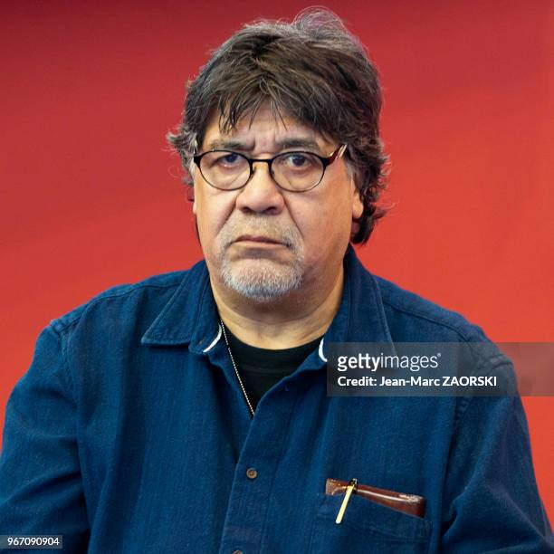 écrivain et réalisateur chilien Luis Sepulveda, figure emblématique de la littérature latino-américaine lors de 'Livre Paris', le 36e Salon du Livre...