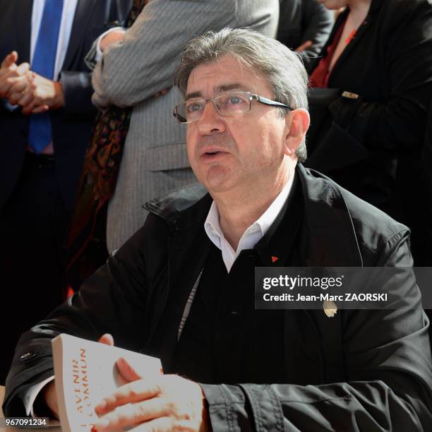 Jean-Luc Mélenchon, leader du mouvement politique 'La France insoumise' et candidat à l'élection présidentielle le 24 mars 2017 au Salon du Livre à...