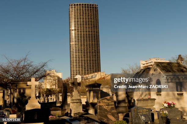 Vue partielle du cimetière du Montparnasse où sont enterrés un grand nombre de personnages illustres du monde des arts et des lettres, dans le 14e...