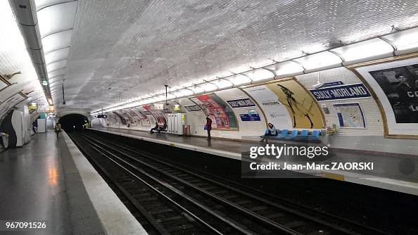 Quai de métro, station Sully-Morland, à Paris, en France le 22... News ...