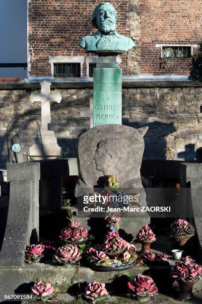 Tombe de l'écrivain et poète français de la seconde moitié du XIXe siècle Catulle Mendès dans le cimetière du Montparnasse où sont enterrés un grand...