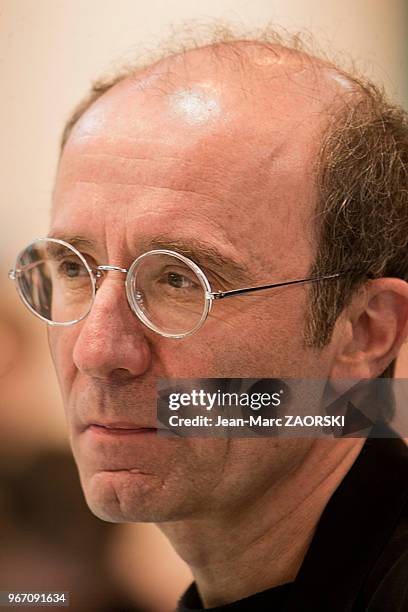 Le dessinateur belge Philippe Geluck, auteur de la série de bande dessinée 'Le Chat', lors du salon du livre le 15 mars 2008 à Paris, France.