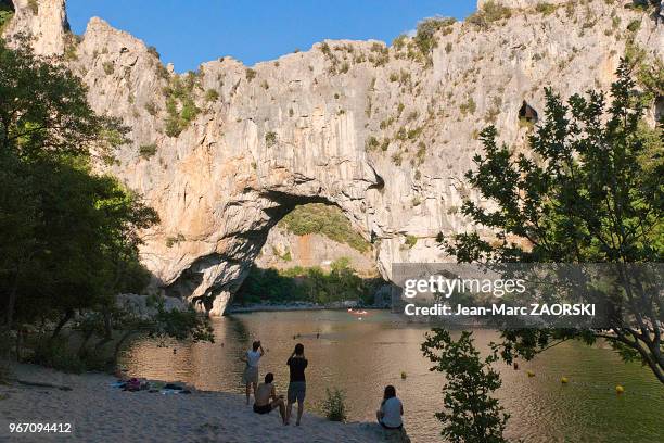 Le Pont d'Arc, pont naturel découpé par la rivière Ardèche à 5 km de la ville de Vallon-Pont-d'Arc en Ardèche, Rhône-Alpes, en France. Endroit réputé...