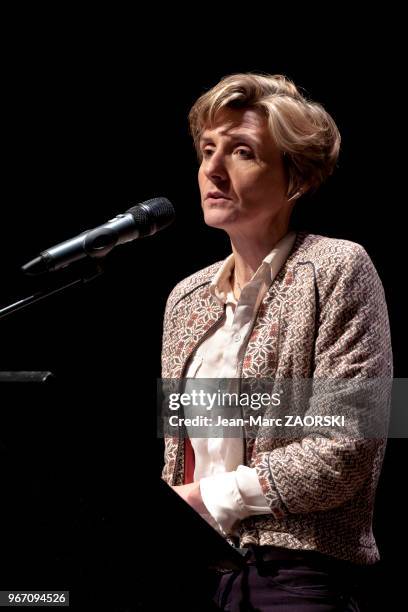 Cécile Helle, députée-maire d'Avignon, au cours de la conférence de presse de présentation du festival d'Avignon 2016 à la FabricA à Avignon, le 24...