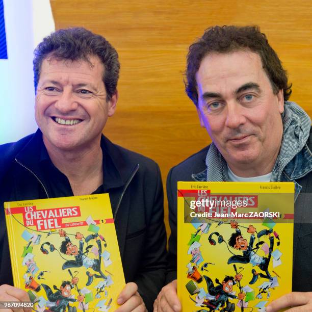 Les Chevaliers du fiel, duo comique français composé d'Éric Carrière à droite et de Francis Ginibre à gauche, présentant la bande dessinée à leur...