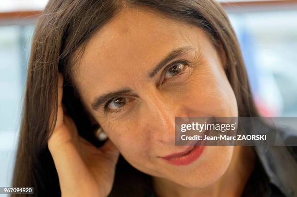 Portrait de la femme de lettres iranienne d'expression française Nahal Tajadod, spécialiste du bouddhisme, du christianisme en Iran, et du poète...