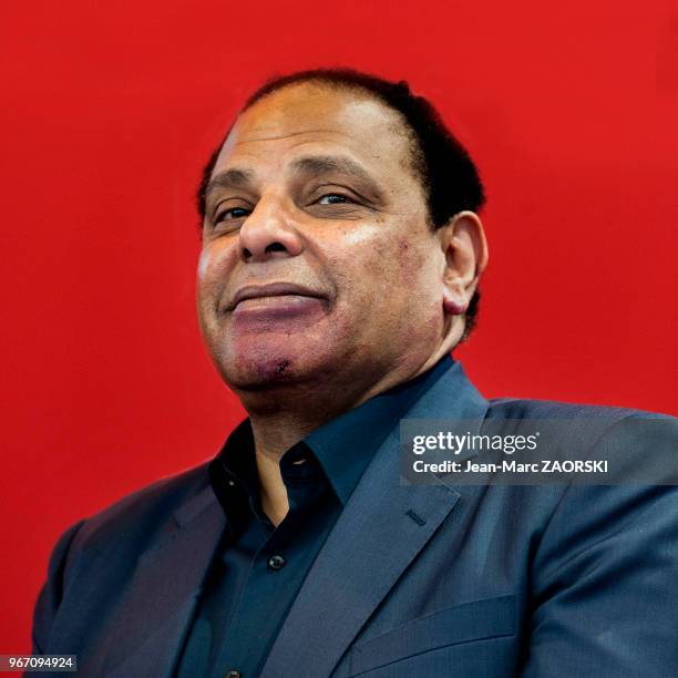 Alaa al-Aswany, écrivain égyptien exerçant la profession de dentiste au Caire lors du « Livre Paris », le 36e Salon du Livre de Paris, en France le...