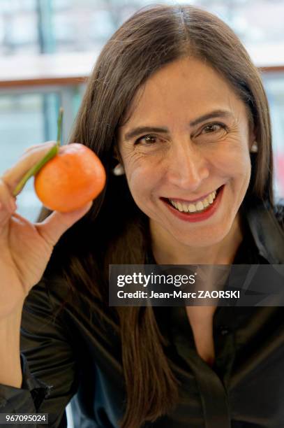 Portrait de la femme de lettres iranienne d'expression française Nahal Tajadod, spécialiste du bouddhisme, du christianisme en Iran, et du poète...