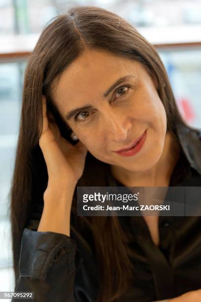 Portrait de la femme de lettres iranienne d'expression française Nahal Tajadod, spécialiste du bouddhisme, du christianisme en Iran, et du poète...
