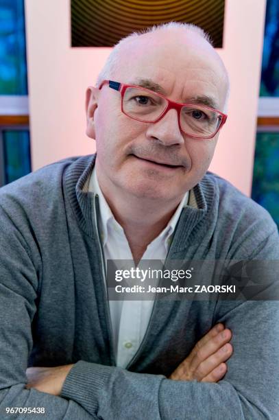 Portrait du journaliste français Philippe David, ici à l'occasion de l'évènement « Radio-France fête le livre », à Paris en France le 26 novembre...