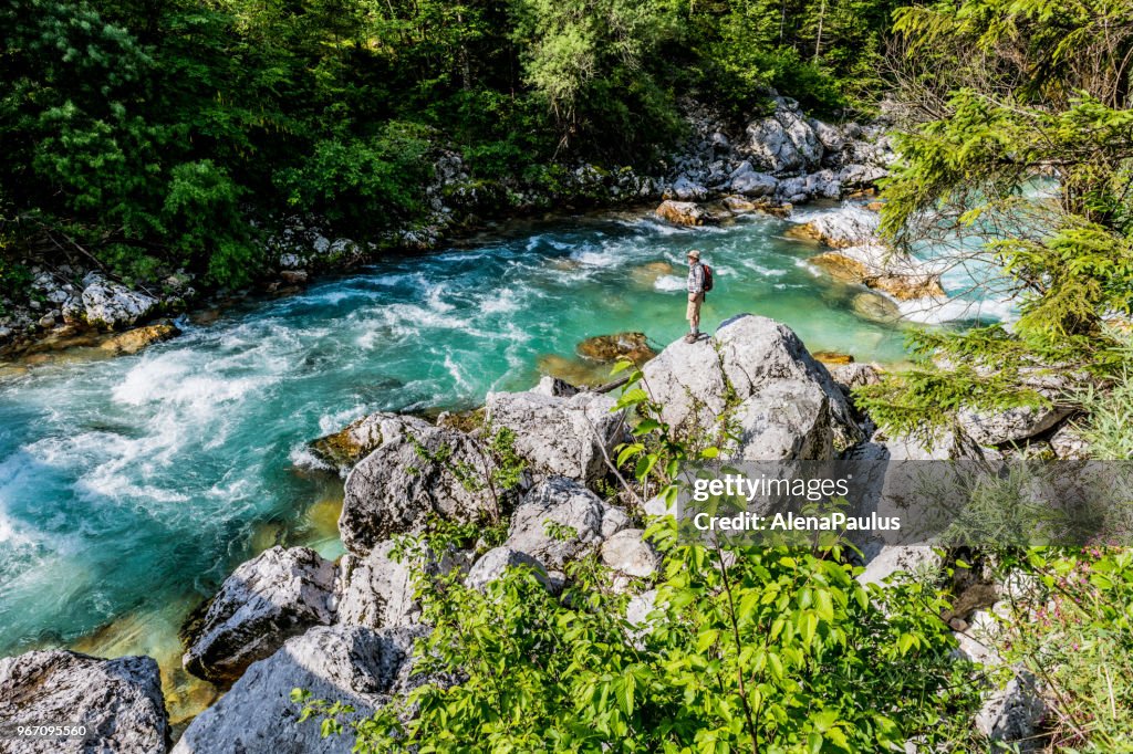 Senior man door de rivier Soca