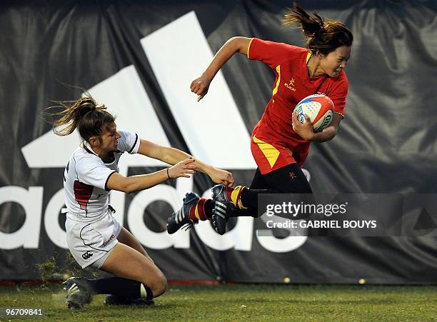 China's Guon Gi Shi outpasses Ida Bernstein of the US during the 2010 USA Sevens women's invitational match roster at the Sam Boyd Stadium in Las...