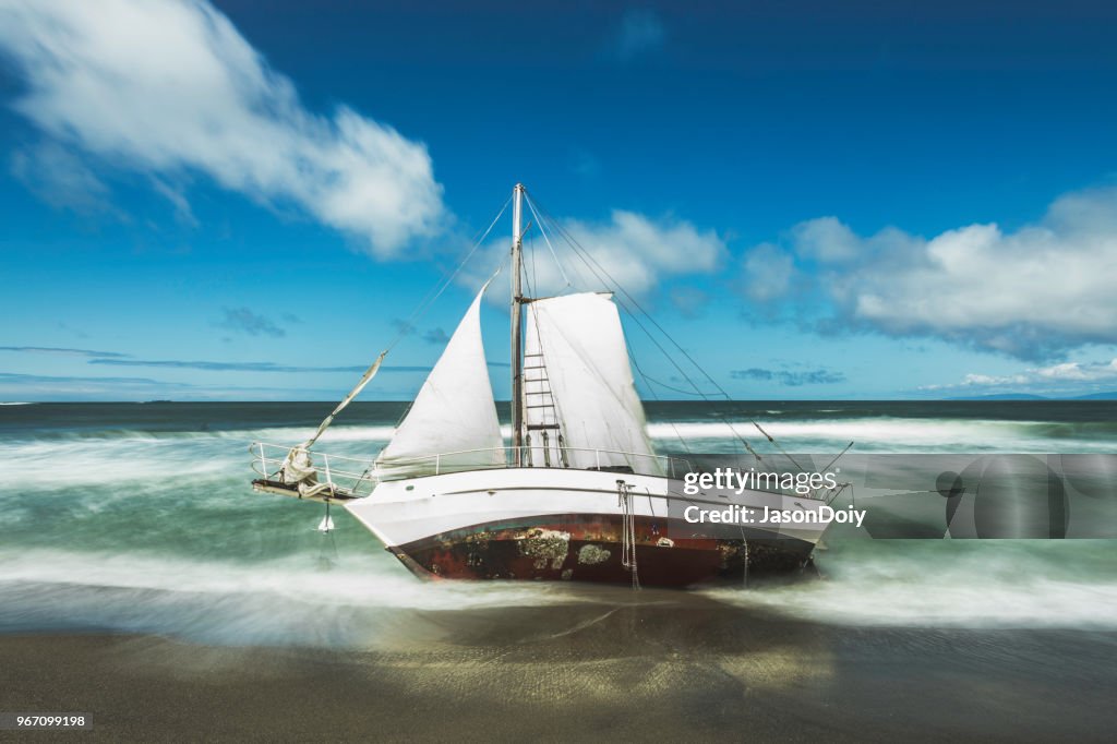 Zeilboot aangespoeld op strand