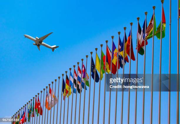 vlaggen en vliegtuig - hoofdkwartier van de verenigde naties stockfoto's en -beelden
