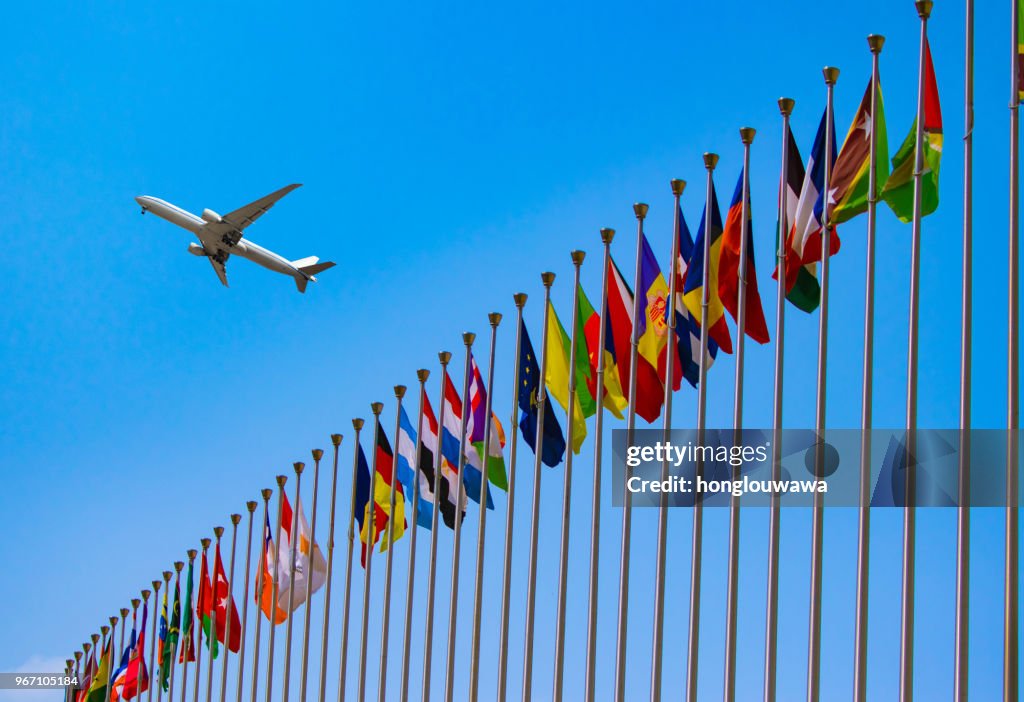 Bandeiras e avião